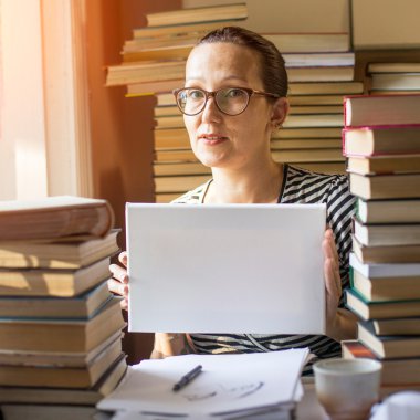 temiz beyaz yaprak kağıt tutan kadın