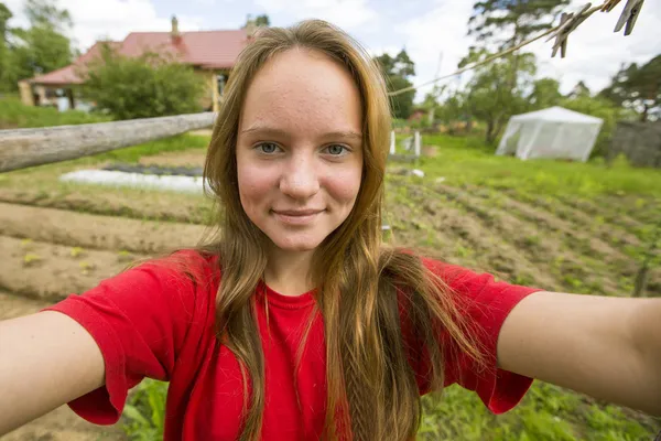 Teengirl taking a self-portrait — Stock Photo, Image