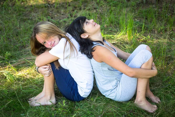 若い女の子、芝生で遊んで — ストック写真