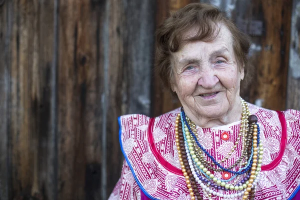 Äldre kvinna i etniska kläder — Stockfoto