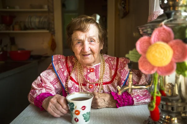 Mujer mayor con ropa étnica bebiendo té — Foto de Stock