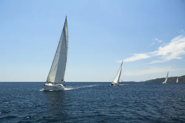 Yate de vela en la carrera en un mar — Foto de Stock