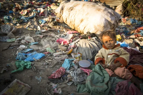 Kind auf Müllkippe, Nepal — Stockfoto