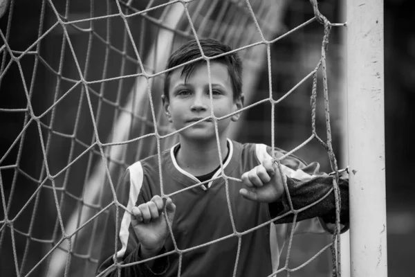 Chłopiec Piłkarz Pobliżu Bram Stadionu Czarno Biały Portret — Zdjęcie stockowe