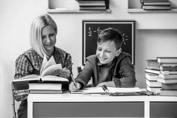 Niño Estudiante Primaria Durante Tarea Con Tutor Foto Blanco Negro —  Fotos de Stock