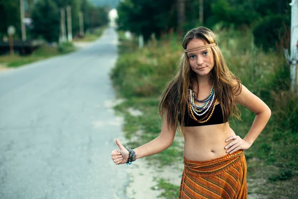 Hipisowska Dziewczyna Głosuje Pobliżu Drogi Wycieczki Autostopem — Zdjęcie stockowe