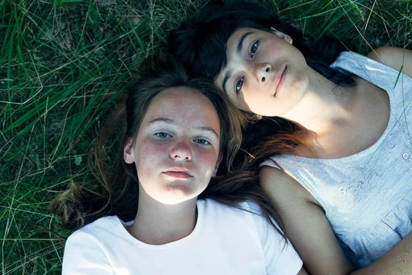 Portrait Two Friends Girl Lying Green Grass Summer Park — Stock Photo, Image