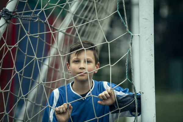 Junge Ein Kleiner Fußballer Vor Den Toren Des Stadions — Stockfoto
