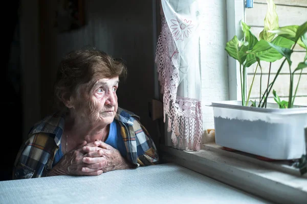 Una Vecchia Donna Sola Seduta Vicino Alla Finestra Casa Sua — Foto Stock