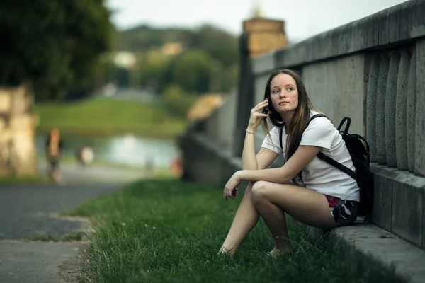Tiener Meisje Praat Aan Telefoon Buiten Zitten — Stockfoto