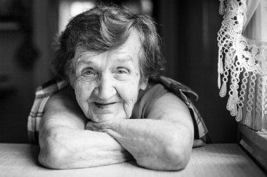 Gülümseyen yaşlı kadın