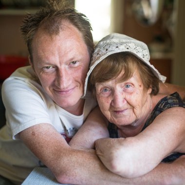 Büyükanne ve torunu.