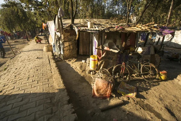 Tripureshwor 地区のスラム街で違法住宅 — ストック写真