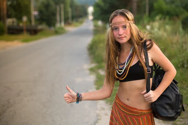 Hippie menina carona — Fotografia de Stock