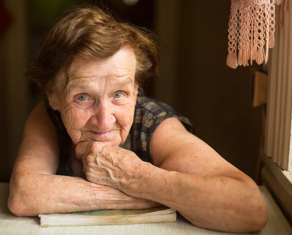 Ηλικιωμένη γυναίκα με ένα βιβλίο — Φωτογραφία Αρχείου