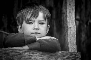 Köydeki küçük bir çocuğun portresi. Siyah beyaz fotoğraf.