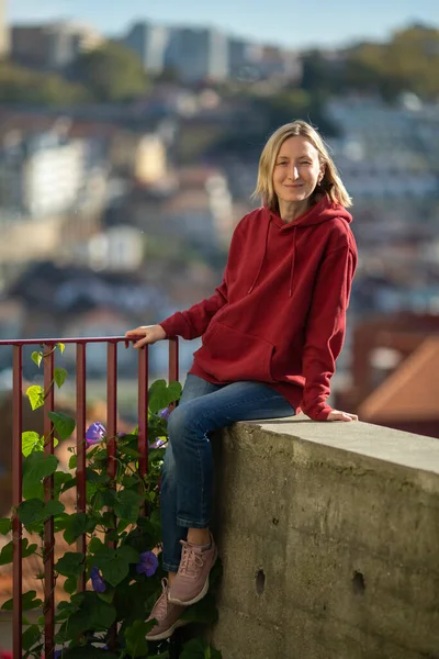 Uma Mulher Posa Numa Das Ruas Parte Antiga Porto Portugal — Fotografia de Stock