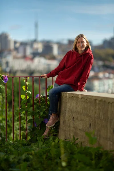 Una Donna Camicetta Con Cappuccio Sullo Sfondo Sfocato Della Città — Foto Stock