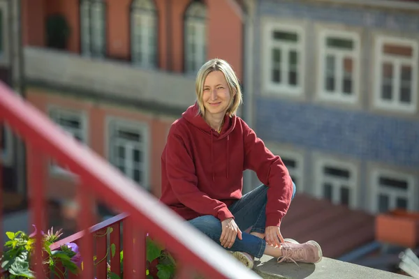 Eine Frau Herbst Freien Vor Dem Verschwommenen Hintergrund Der Stadt — Stockfoto