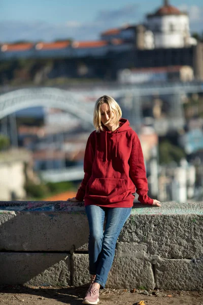 ポルトガルの旧市街ポルトのパーカーの女性 背景のぼかしに鉄の橋 — ストック写真