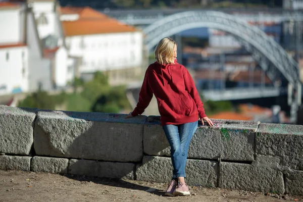 Una Donna Con Cappuccio Nel Centro Storico Oporto Portogallo — Foto Stock