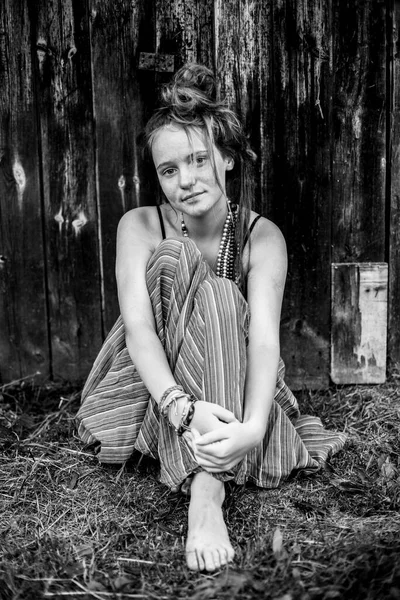 Uma Rapariga Vestida Hippie Sozinha Aldeia Livre Foto Preto Branco — Fotografia de Stock