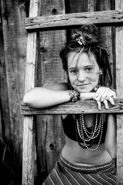 Portrait Une Fille Vêtements Hippie Dans Village Extérieur Photo Noir — Photo