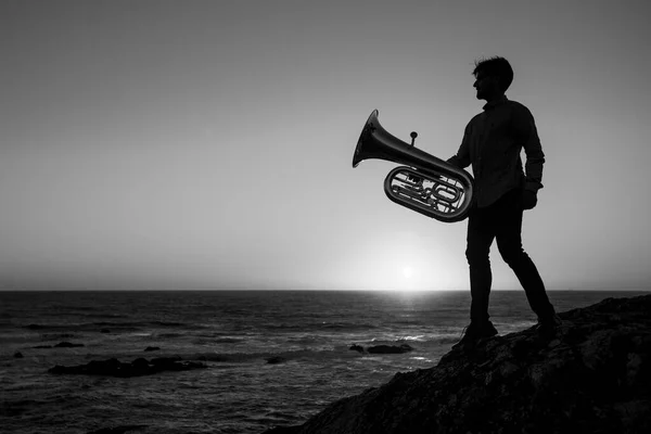 Musicien Avec Tuba Sur Plage Miramar Portugal Photo Noir Blanc — Photo