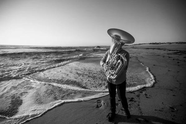 Músico Con Una Tuba Playa Miramar Portugal Foto Blanco Negro —  Fotos de Stock