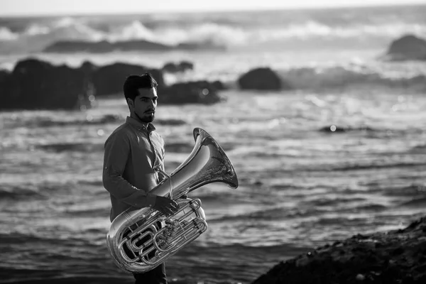 Muzician Tuba Plaja Miramar Portugalia Fotografie Alb Negru — Fotografie, imagine de stoc