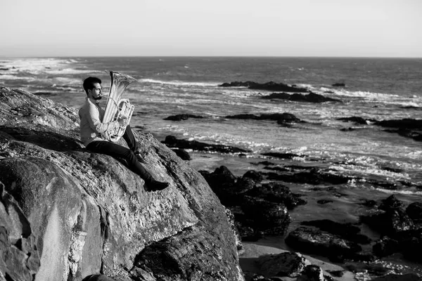 葡萄牙米拉马尔海滩上一个拿着大号烟斗的音乐家 黑白照片 — 图库照片