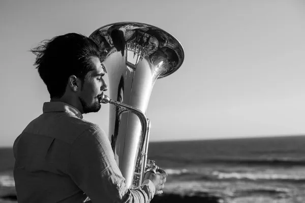 Ein Musiker Mit Tuba Strand Von Miramar Portugal Schwarz Weiß — Stockfoto