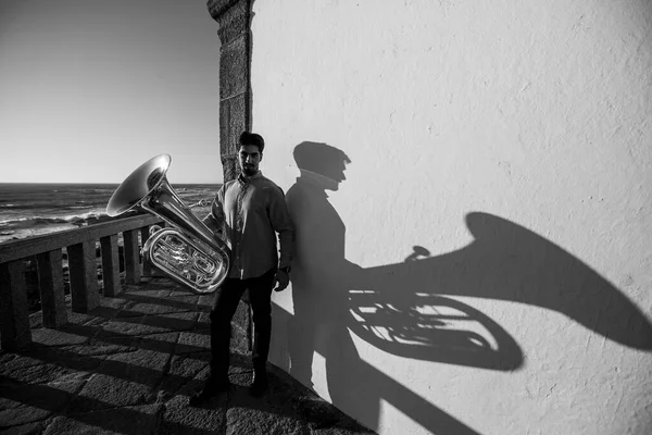 ポルトガルのポルトにあるミラマービーチにチューバを持ったミュージシャン 白黒写真 — ストック写真