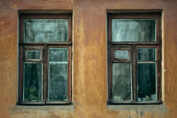 Uitzicht Twee Ramen Van Een Oud Russisch Huis — Stockfoto