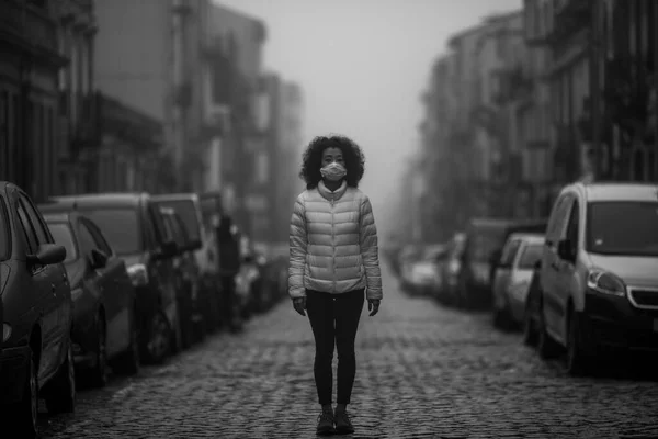 Une Femme Asiatique Dans Masque Antiviral Tient Dans Rue Par — Photo