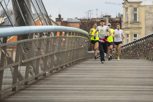 Participantes durante a Maratona Internacional de Cracóvia . — Fotografia de Stock