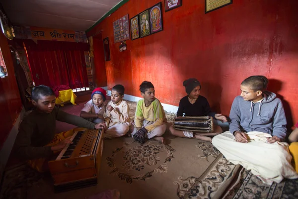 Niños en la escuela Jagadguru . — Foto de Stock