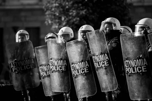 Athens Greece 2015年4月15日 雅典大学前的一次抗议活动中 防暴警察和抗议者被抗议者左翼和无政府主义团体占领 黑白照片 — 图库照片