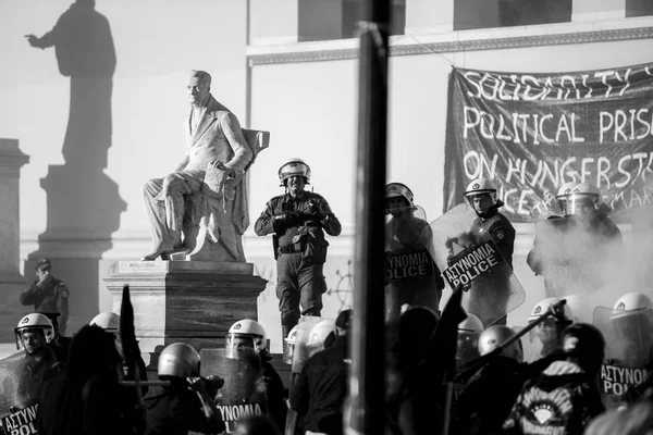 アテネ ギリシャ エイプリル社2015年15日 アテネ大学前で抗議活動中の暴動の警察と抗議者 抗議者は左翼とアナーキストグループに占領されている 白黒のレポート撮影 — ストック写真