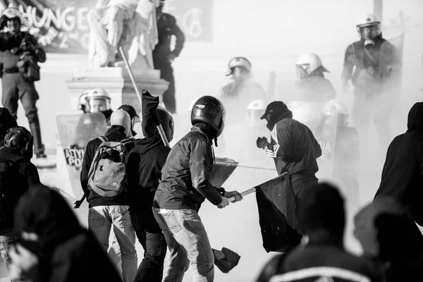 Atenas Grécia Abril 2015 Polícia Choque Manifestantes Durante Protesto Frente — Fotografia de Stock