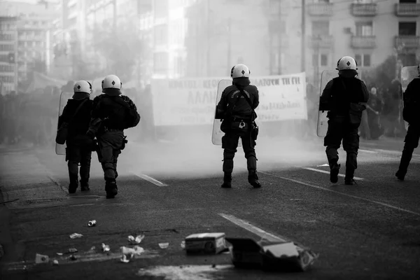 Athens Greece 2015年4月15日 雅典大学前的一次抗议活动中 防暴警察和抗议者被抗议者左翼和无政府主义团体占领 黑白照片 — 图库照片