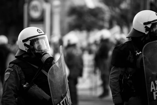 アテネ ギリシャ エイプリル社2015年15日 アテネ大学前で抗議活動中の暴動の警察と抗議者 抗議者は左翼とアナーキストグループに占領されている 白黒写真 — ストック写真