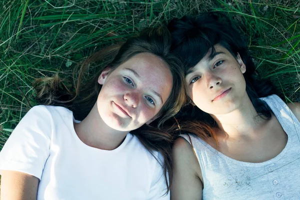 Zwei Freundinnen Teenageralter Liegen Gras Nahaufnahme Von Oben — Stockfoto