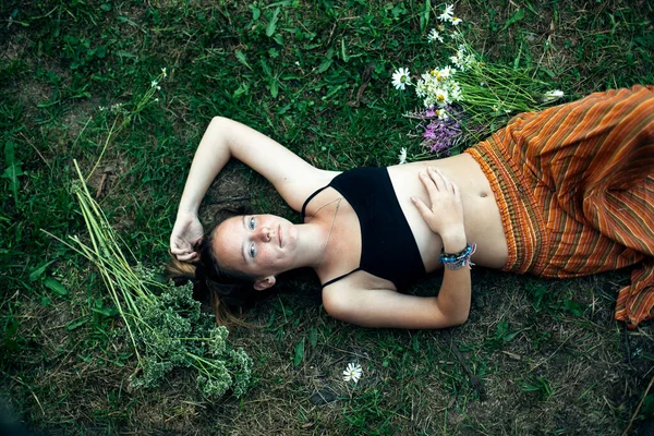 Uma Adolescente Está Deitada Grama Verde Uma Foto Cima — Fotografia de Stock