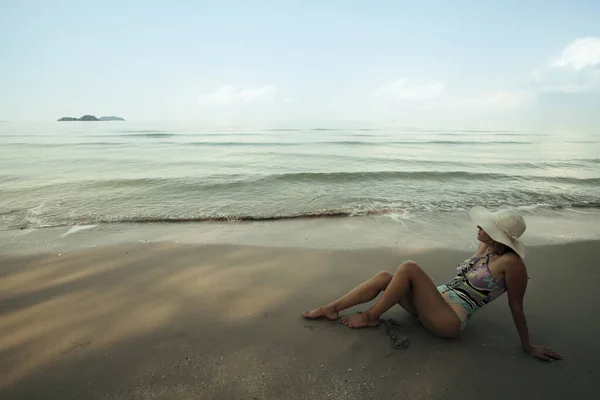 Una Giovane Donna Riposa Sulla Spiaggia Tropicale Del Mare — Foto Stock