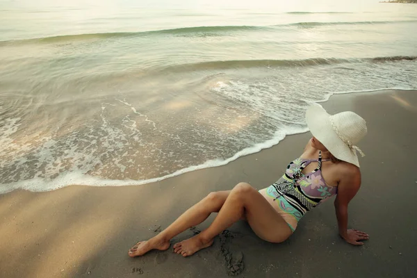 Une Jeune Femme Repose Sur Plage Mer — Photo