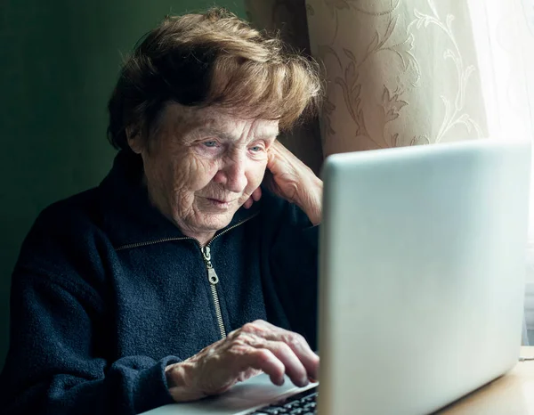 Gammal Kvinna Studerar Datorn Sitt Hem — Stockfoto