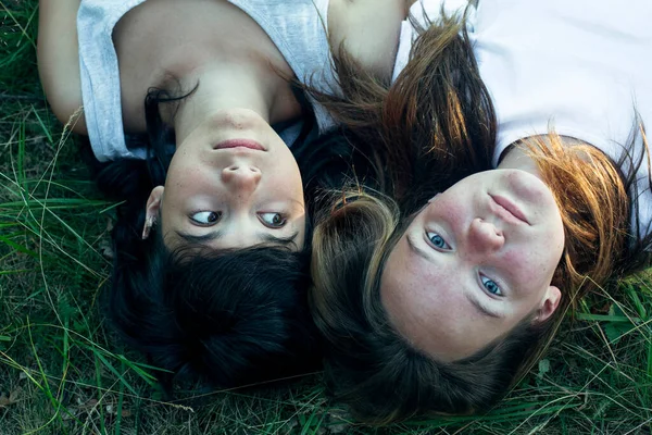 Портрет Двух Подруг Подростков Лежащих Траве Крупный План Сверху — стоковое фото