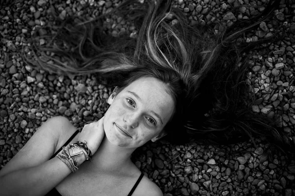 Teen Girl Lying Picture Close Black White Photo — Stock Photo, Image