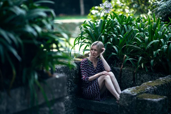 Uma Mulher Senta Entre Vegetação Num Parque Antigo Porto Portugal — Fotografia de Stock